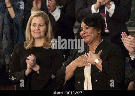 5 février 2019 - Washington, DC, États-Unis d'Amérique - Alice Johnson, qui purgeait une peine d'emprisonnement à perpétuité obligatoire sans libération conditionnelle dans une affaire de drogue non violente et a reçu la clémence, se tient dans la galerie des invités après avoir été reconnue par le président Donald Trump lors du discours sur l'état de l'Union à une session conjointe du Congrès le 5 février 2019 à Washington, DC. À côté de Johnson se tiennent le gendre de Trump Jared Kushner, centre, et son épouse Ivanka Trump. (Crédit image : © Andrea Hanks via ZUMA Wire) Banque D'Images