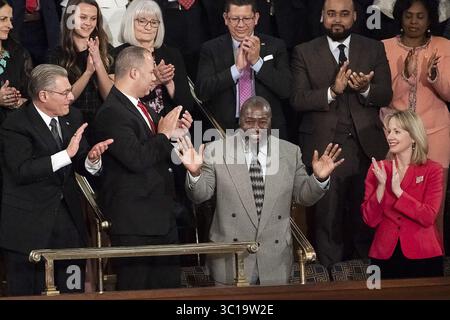 5 février 2019 - Washington, DC, États-Unis d'Amérique - Matthew Charles, un ancien détenu qui est devenu le premier prisonnier libéré à la suite de la loi First Step, reconnaît les applaudissements de la foule, dans la galerie des invités après avoir été reconnu par le président Donald Trump lors du discours sur l'état de l'Union à une session conjointe du Congrès le 5 février 2019 à Washington, DC. (Crédit image : © Andrea Hanks via ZUMA Wire) Banque D'Images