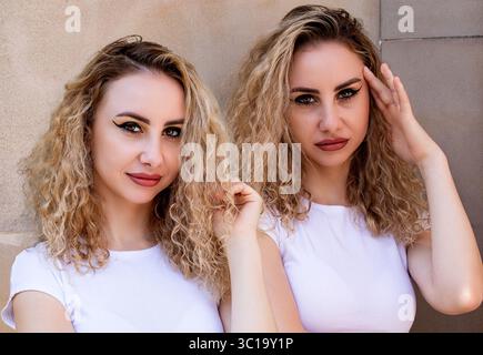 Digitally Altered : la présence gracieuse de deux modèles moldaves orne Dundee alors qu'ils posent ensemble dans la chaleur d'un après-midi écossais de juillet, au Royaume-Uni Banque D'Images