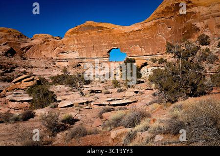 Janvier 2019 : les anciennes parois du canyon et le ciel bleu profond de l'hiver encadrent la spectaculaire Gold Bar Arch, également connue sous le nom de Jeep Arch, qui se trouve juste à l'extérieur du parc national de Canyonlands sur les terres du Bureau of Land Management des États-Unis près de Moab, Utah. Larry Clouse/CSM(image de crédit : &copy ; Larry Clouse/CSM via ZUMA Wire) Banque D'Images