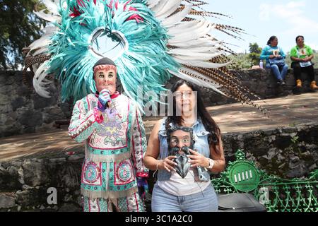 Tlaxcala, Mexique. 13 juillet 2025. L’artisan Elsy Padilla, originaire de Tizatlan, avec plus de 30 ans d’expérience dans la fabrication de masques en bois, montre ses masques que les gens portent lors du carnaval de Tlaxcala à Tlaxcala, au Mexique, le 13 juillet 2025. (Photo par Essene Hernandez/ Eyepix Group) (photo par Eyepix/NurPhoto) crédit : NurPhoto SRL/Alamy Live News Banque D'Images