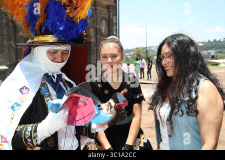 Tlaxcala, Mexique. 13 juillet 2025. L’artisan Elsy Padilla, originaire de Tizatlan, avec plus de 30 ans d’expérience dans la fabrication de masques en bois, montre ses masques que les gens portent lors du carnaval de Tlaxcala à Tlaxcala, au Mexique, le 13 juillet 2025. (Photo par Essene Hernandez/ Eyepix Group) (photo par Eyepix/NurPhoto) crédit : NurPhoto SRL/Alamy Live News Banque D'Images