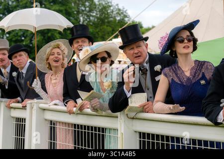 Downton Abbey : The Grand finale (2025) réalisé par Simon Curtis et mettant en vedette Elizabeth McGovern, Hugh Bonneville, Michelle Dockery, Harry Hadden-Paton et Laura Carmichael. La famille Crawley fait face à des changements dramatiques et des adieux sincères alors qu'ils naviguent dans une nouvelle ère dans les années 1930 Photographie publicitaire À USAGE ÉDITORIAL EXCLUSIF. Crédit : BFA / Rory Mulvey / Focus Features Banque D'Images