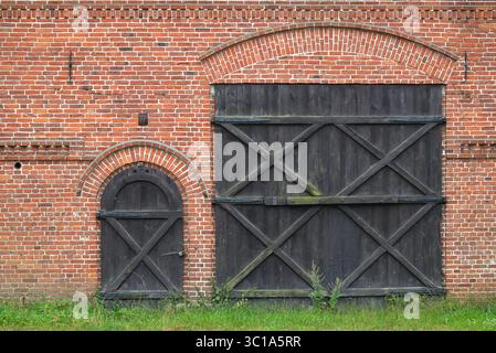 Deux portes – contrastes en brique et bois Banque D'Images