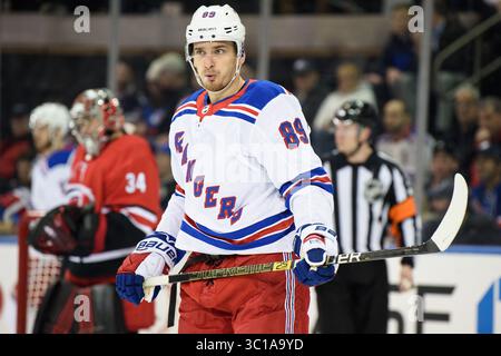 08 février 2019 : Pavel Buchnevich (89 ans), l'aile droite des New York Rangers, regarde pendant le match entre les New York Rangers et les Carolina Hurricanes au Madison Square Garden à Manhattan, New York. Crédit obligatoire : Kostas Lymperopoulos/CSM (crédit image : &copy ; Kostas Lymperopoulos/CSM via ZUMA Wire) Banque D'Images