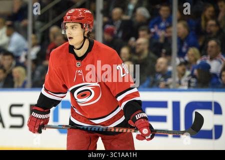 08 février 2019 : Sebastian Aho (20 ans), centre des Hurricanes de Caroline, regarde pendant le match entre les Rangers de New York et les Hurricanes de Caroline au Madison Square Garden à Manhattan, New York. Crédit obligatoire : Kostas Lymperopoulos/CSM (crédit image : &copy ; Kostas Lymperopoulos/CSM via ZUMA Wire) Banque D'Images