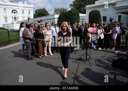 Washington, États-Unis. 22 juillet 2025. Karoline Leavitt, attachée de presse de la Maison Blanche, s'entretient avec des journalistes devant la Maison Blanche à Washington le 22 juillet 2025. Photo de Yuri Gripas/Pool/Sipa USA crédit : Sipa USA/Alamy Live News Banque D'Images