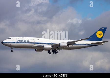 Flugbetrieb am Flughafen Frankfurt am main / Fraport, 22.07.2025 Eine Boeing 747-8 der Lufthansa mit der Retro-Lackierung im Stil früherer Jahrzehnte im Endanflug auf den Flughafen Frankfurt. Die Maschine mit dem Kennzeichen d-ABYT trägt die traditionelle blaue Heckflosse mit dem gelben Kranich-logo und eine historische Bemalung entlang des Rumpfes. DAS Flugzeug befindet sich im Landeanflug mit ausgefahrenem Fahrwerk vor einer bewölkten Himmelskulisse. Frankfurt am main Flughafen Hessen Deutschland *** vols à l'aéroport de Francfort-sur-le-main Fraport, 22 07 2025 A Lufthansa Boeing 747 8 Banque D'Images