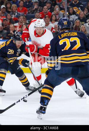 9 février 2019 : L'aile droite des Red Wings de Détroit Anthony Mantha (39) se croise dans des quarts serrés entre le centre des Sabres de Buffalo Zemgus Girgensons (28) et le centre Johan Larsson (22) au cours de la troisième période du match de hockey de la LNH entre les Red Wings de Détroit et les Sabres de Buffalo au KeyBank Center de Buffalo, New York (Nicholas T. LoVerde/Cal Sport Media)(Credit image : &copy ; Nicholas T. Loverde/CSM via ZUMA Wire) Banque D'Images