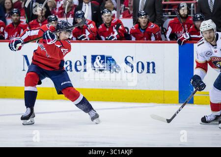 9 février 2019 : Christian Djoos (29 ans), défenseur des Capitals de Washington, tire sur la rondelle pendant le match entre les Panthers de Floride et les Capitals de Washington au Capital One Arena de Washington, District de Columbia. Scott Taetsch/CSM(image de crédit : &copy ; Scott Taetsch/CSM via ZUMA Wire) Banque D'Images
