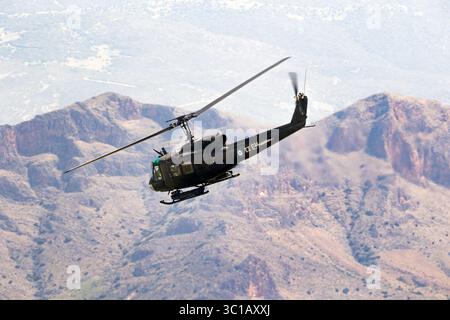 Hellenic (grec) Army Bell UH-1 Huey hélicoptère en vol près de Larissa, Grèce - 5 mai 2017 Banque D'Images