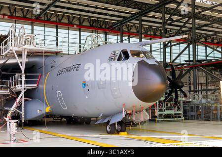 Avion de transport militaire Airbus A400M de l'armée de l'air allemande stationné à l'intérieur d'un hangar de la base aérienne de Wunstorf. Allemagne - 9 juin 2018 Banque D'Images