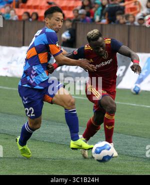 10 février 2019 - le gardien de but Yuhei Tokunaga #22 de V-Varen Nagasaki et l'attaquant du Real Salt Lake Sam Johnson #50 se battent pour le ballon lors du match de championnat de la Pacific Rim Cup entre V-Varen Nagasaki et Real Salt Lake au stade Aloha à Honolulu, HI - Michael Sullivan/CSM(Credit image : &copy ; Michael Sullivan/CSM via ZUMA Wire) Banque D'Images