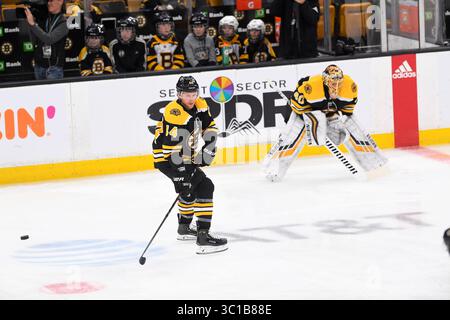 9 février 2018 : Chris Wagner (14 ans), aile droite des Bruins de Boston, se réchauffe avant le match de LA LNH entre les LA Kings et les Bruins de Boston qui se tient au TD Garden, à Boston, Mass. Les Bruins battent les Kings 5-4 en prolongation. Eric Canha/CSM(image de crédit : &copy ; Eric Canha/CSM via ZUMA Wire) Banque D'Images