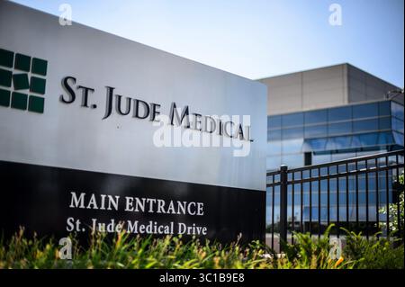 Juillet 22, 2015 - créé Paul, MN, USA - ce mercredi 22 juillet 2015, exposition de photos du siège social de Jude Medical, à Little Canada, Minn., juste au nord de réussi Paul. Abbott Laboratories dépensera 19,3 milliards de dollars pour acheter Jude Medical Inc dans le cadre d'une opération au comptant qui vise à renforcer la participation du fabricant de dispositifs médicaux dans les soins cardiovasculaires, ont annoncé les sociétés jeudi 28 avril 2016. La société combinée proposera des dispositifs dans presque tous les domaines des soins cardiovasculaires, en concurrence directe avec les leaders du secteur Medtronic Inc et Boston Scientific Corp. (/Star Tribune via AP) CRE OBLIGATOIRE Banque D'Images