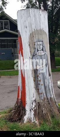 August 27, 2016 - Paul, MN - Minnesota, USA - United States - Hend Al-Mansour avait trois figures peintes sur le tronc d'arbre qui se trouvait autrefois devant sa maison dans la zone Union Park de l'établissement Paul, dont une qui a soutenu la main de Fatima pour dissiper le mauvais œil.RichardTsong-Taatarii (Credit image : Richard Tsong-Taatarii/Minneapolis Star Tribune/TNS via ZUMA Wire) Banque D'Images