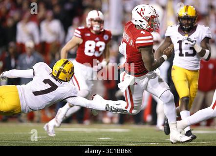 12 novembre 2016 - Lincoln, ne, États-Unis - L'arrière défensif du Minnesota Damarius Travis n'a pas pu tenir le quarterback du Nebraska Tommy Armstrong Jr. alors qu'il courait dans la zone finale pour un touchdown au quatrième quart-temps alors que le Minnesota affrontait le Nebraska au Tom Osborne Field au Memorial Stadium, le samedi 12 novembre 2016 à Lincoln, Nebraska. (/STAR TRIBUNE) (crédit image : Elizabeth Flores/Minneapolis Star Tribune/TNS via ZUMA Wire) Banque D'Images