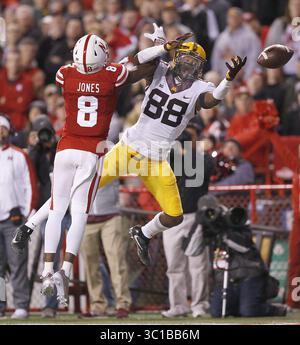 12 novembre 2016 - Lincoln, ne, États-Unis - la pression défensive de Chris Jones, cornerback du Nebraska, a empêché une passe destinée au large receveur du Minnesota Rashad encore au cours du deuxième trimestre alors que le Minnesota a affronté le Nebraska au Tom Osborne Field au Memorial Stadium, samedi 12 novembre 2016 à Lincoln, Nebraska. (/STAR TRIBUNE) (crédit image : Elizabeth Flores/Minneapolis Star Tribune/TNS via ZUMA Wire) Banque D'Images