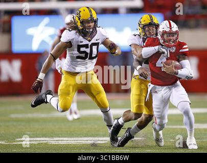 12 novembre 2016 - Lincoln, ne, États-Unis - L'arrière défensif du Minnesota Antoine Winfield Jr. a limogé le quarterback du Nebraska Tommy Armstrong Jr. au cours du premier quart-temps alors que le Minnesota affrontait le Nebraska au Tom Osborne Field au Memorial Stadium, le samedi 12 novembre 2016 à Lincoln, Nebraska. (/STAR TRIBUNE) (crédit image : Elizabeth Flores/Minneapolis Star Tribune/TNS via ZUMA Wire) Banque D'Images