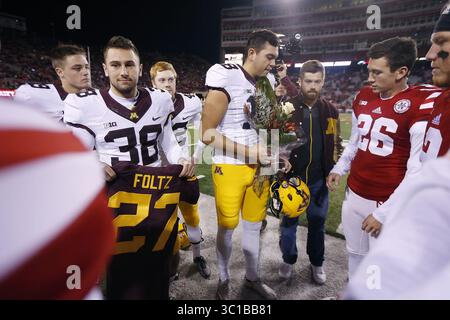 12 novembre 2016 - Lincoln, ne, États-Unis - L'équipe Minnesota Kicking s'est rendue sur le terrain pour présenter des fleurs et un maillot portant le nom de Sam Foltz, parieur du Nebraska, tué dans un accident de voiture plus tôt dans la saison, avant que le Minnesota ne s'attaque au Nebraska au Tom Osborne Field au Memorial Stadium, le samedi 12 novembre 2016 à Lincoln, Nebraska. (/STAR TRIBUNE) (crédit image : Elizabeth Flores/Minneapolis Star Tribune/TNS via ZUMA Wire) Banque D'Images