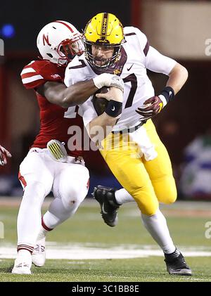 12 novembre 2016 - Lincoln, ne, États-Unis - le quarterback du Minnesota, Mitch Leidner, a été abattu par le linebacker du Nebraska Michael Rose-Ivey au troisième quart-temps alors que le Minnesota affrontait le Nebraska au Tom Osborne Field au Memorial Stadium, le samedi 12 novembre 2016 à Lincoln, Nebraska. (/STAR TRIBUNE) (crédit image : Elizabeth Flores/Minneapolis Star Tribune/TNS via ZUMA Wire) Banque D'Images