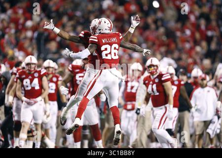 12 novembre 2016 - Lincoln, ne, États-Unis - la sécurité du Nebraska Kieron Williams a célébré son interception avec ses coéquipiers au quatrième trimestre alors que le Minnesota affrontait le Nebraska au Tom Osborne Field au Memorial Stadium, le samedi 12 novembre 2016 à Lincoln, Nebraska. (/STAR TRIBUNE) (crédit image : Elizabeth Flores/Minneapolis Star Tribune/TNS via ZUMA Wire) Banque D'Images