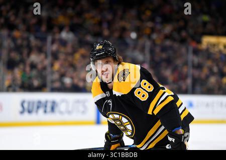 9 février 2018 : David Pastrnak (88 ans), aile droite des Bruins de Boston, lors du match de LA LNH entre les LA Kings et les Bruins de Boston, au TD Garden, à Boston, Mass. Les Bruins battent les Kings 5-4 en prolongation. Eric Canha/CSM(image de crédit : &copy ; Eric Canha/CSM via ZUMA Wire) Banque D'Images