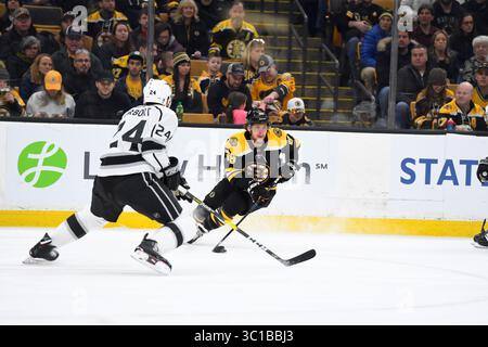 9 février 2018 : David Pastrnak (88 ans), aile droite des Bruins de Boston, en action lors du match de LA LNH opposant les LA Kings et les Bruins de Boston, au TD Garden, à Boston, Mass. Les Bruins battent les Kings 5-4 en prolongation. Eric Canha/CSM(image de crédit : &copy ; Eric Canha/CSM via ZUMA Wire) Banque D'Images