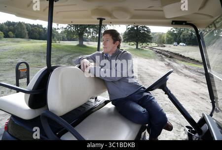 29 septembre 2016 - Lake Elmo, MN, États-Unis - Jim Leary supervise la transformation du parcours.jeudi 29 septembre 2016 à Lake Elmo, MN. Le nouveau King and Queen Golf Club est construit avec de grands espoirs, grâce aux designers pro Arnold Palmer et Annika Sorenstam, mais certains voisins du lac Elmo se sont opposés au logement sur le terrain, disant que c'était trop. / jerry. (Crédit image : Jerry Holt/Minneapolis Star Tribune/TNS via ZUMA Wire) Banque D'Images