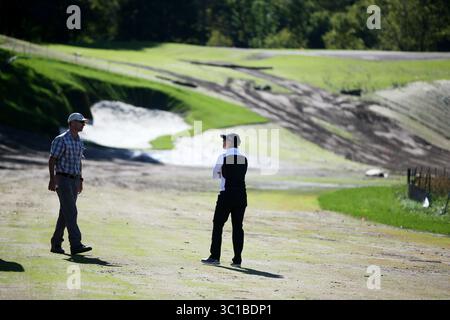 29 septembre 2016 - Lake Elmo, MN, USA - Annika Sorenstam droite, et Thad Layton architecte du parcours de golf ont regardé au-dessus d'un fairway au Royal Golf Club nouvellement conçu jeudi 29 septembre 2016 à Lake Elmo, MN. Le nouveau King and Queen Golf Club est construit avec de grands espoirs, grâce aux designers pro Arnold Palmer et Annika Sorenstam, mais certains voisins du lac Elmo se sont opposés au logement sur le terrain, disant que c'était trop. / jerry. (Crédit image : Jerry Holt/Minneapolis Star Tribune/TNS via ZUMA Wire) Banque D'Images
