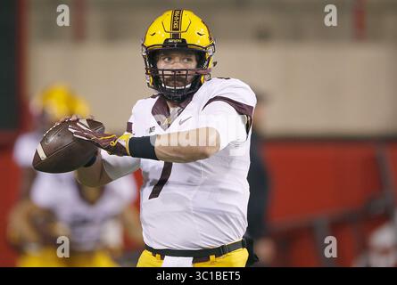 12 novembre 2016 - Lincoln, ne, États-Unis - le quarterback du Minnesota, Mitch Leidner, s'est rendu sur le terrain pour s'échauffer avant que le Minnesota n'affronte le Nebraska au Tom Osborne Field au Memorial Stadium, le samedi 12 novembre 2016 à Lincoln, Nebraska. (/STAR TRIBUNE) (crédit image : Elizabeth Flores/Minneapolis Star Tribune/TNS via ZUMA Wire) Banque D'Images