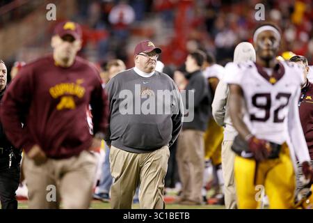 12 novembre 2016 - Lincoln, ne, États-Unis - L'entraîneur-chef du Minnesota Tracy Claeys a fait son chemin hors du terrain après leur défaite de 24-17 contre le Nebraska au Tom Osborne Field au Memorial Stadium, le samedi 12 novembre 2016 à Lincoln, Nebraska. (/STAR TRIBUNE) (crédit image : Elizabeth Flores/Minneapolis Star Tribune/TNS via ZUMA Wire) Banque D'Images