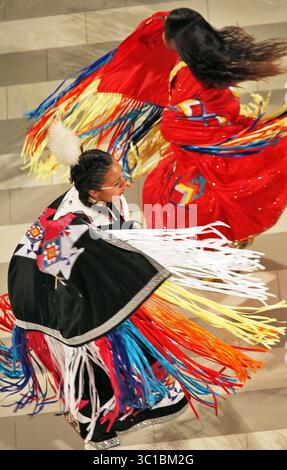 16 août 2012 - Bloomington, Minnesota, É.-U. - la communauté Sioux Shakopee Mdewakanton de Prior Lake a présenté une danse amérindienne dans la rotonde du Mall of America jeudi après-midi. Les danseuses se sont déplacées sur le plancher de la rotonde pendant l'exposition Wacipi. (Crédit image : Marlin Levison/Minneapolis Star Tribune/TNS via ZUMA Wire) Banque D'Images