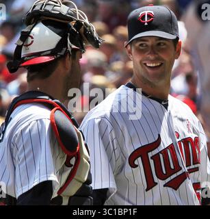 13 mai 2012 - Minneapolis, Minnesota, États-Unis - Minnesota Twins vs Toronto Blue Jays. Les jumeaux ont gagné 4-3. C'était un lanceur Happy Twins, Scott Diamond, à droite, alors qu'il parlait avec le receveur Drew Butera. (Crédit image : Marlin Levison/Minneapolis Star Tribune/TNS via ZUMA Wire) Banque D'Images