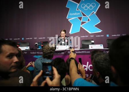 26 juillet 2012 - Londres, Angleterre, Royaume-Uni - les nageurs de l'équipe USA ont répondu aux questions jeudi après-midi dans une salle de presse remplie. Ici, Missy Franklin, 17 ans, a répondu aux questions de la presse au Centre de presse principal jeudi après-midi. Franklin du Colorado nagera 7 épreuves et pourrait être l'avenir de l'équipe de natation américaine. . , Angleterre - 07/26/2012 (crédit image : Brian Peterson/Minneapolis Star Tribune/TNS via ZUMA Wire) Banque D'Images