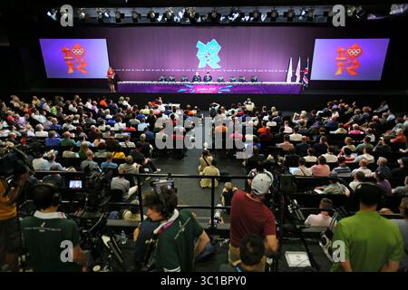 Juillet 26, 2012 - Londres, Angleterre, Royaume-Uni - Team USA Nageurs répond aux questions jeudi après-midi pour une location de salle de presse. Michael Phelps a une chance de briser un athlète olympique le plus décoré avec seulement trois autres médailles aux Jeux de Londres. Ici, Phelps et l'entraîneur Bob Bowman ont été éclipsées par les paniers Salle de presse pour une session de questions et réponses jeudi après-midi. Phelps a sorti son iPhone pour prendre une photo des centaines de journalistes qui s'étaient rassemblés pour lui poser des questions. Ryan Lochte, Phelps la race dans le 400m quatre nages individuel, s'amorcera les compétitions de natation à la Banque D'Images