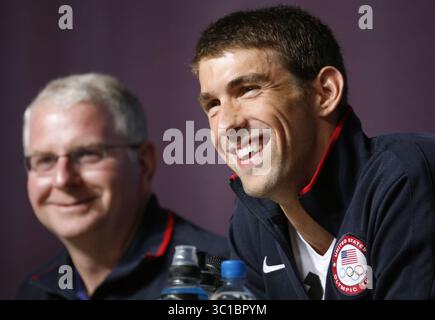26 juillet 2012 - Londres, Angleterre, Royaume-Uni - les nageurs de l'équipe USA ont répondu aux questions jeudi après-midi dans une salle de presse remplie. Michael Phelps a la chance de briser un athlète olympique le plus décoré de tous les temps avec seulement trois médailles de plus aux Jeux de Londres. Ici, Phelps et son entraîneur Bob Bowman ont répondu aux questions de la presse internationale jeudi après-midi. La course Phelps, Ryan Lochte dans le 400m individuel Medley donnera le coup d'envoi des épreuves de natation aux Jeux de Londres samedi. . , Angleterre - 07/26/2012 (crédit image : Brian Peterson/Minneapolis Star Tribune/TNS via ZUMA Wire) Banque D'Images