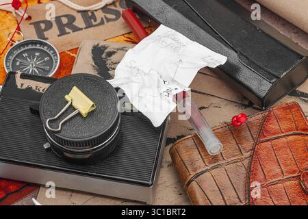 Espace de travail créatif sur le thème OSINT avec des outils vintage, des notes manuscrites et des éléments de presse sur une table grunge. Accessoires thématiques, pose à plat, gros plan Banque D'Images