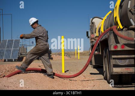 27 septembre 2011 - Williston, Minnesota, États-Unis - Kenny LeBaron de Minneapolis conduit un camion avec son frère cadet Joshua. Ils ont déménagé au Dakota du Nord pour profiter des salaires beaucoup plus élevés dus au boom pétrolier. Ici, Kenny a attaché un fil de mise à la terre avant d'enlever les déchets d'eau salée d'un nouveau puits de gaz et de pétrole Kodiak près de Watford City, Dakota du Nord. EDS : les noms sont cq des sujets. (Crédit image : Glen Stubbe/Minneapolis Star Tribune/TNS via ZUMA Wire) Banque D'Images