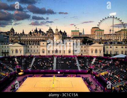 4 août 2012 - Londres, Angleterre, Royaume-Uni - sur l'un des sites les plus spectaculaires des Jeux Olympiques, les équipes de Beach volley jouent devant une vue magnifique sur Horse Guards Parade. Avec cette vision dramatique est venu une victoire spectaculaire pour les États-Unis sur la Chine dans le match de demi-finale. Kerri Walsh et Misty May-Treanor se sont rapprochées aujourd’hui de leur troisième médaille d’or consécutive en volleyball de plage féminin. Leur victoire 22-20, 22-20 a préparé une possible finale All-American, avec les nouvelles arrivantes Jennifer Kessy et April Ross. Ici, (crédit image : Brian Peterson/Minneapolis Star Tribune/TNS via ZUMA Wire) Banque D'Images