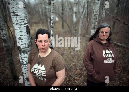 14 avril 2010 - Pine City, MN, États-Unis - PINE Pine City, MN - 13 avril 2010 trois randonneurs américains, Shane Bauer, Sarah Shrourd et Josh Fattal, sont retenus en otage en Iran depuis le 31 juillet 2009. Leurs mères ont demandé UN VISA et espèrent obtenir bientôt la permission d'aller en Iran voir leurs enfants. SUR CETTE PHOTO : Cindy Hickey (à gauche), la mère de Shane Bauer, et Nora Shourd, la mère de Sarah, ont trouvé du réconfort l'une dans l'autre et dans le cadre rural de la maison de Cindy Hickey près de Pine City. Les deux obtiennent un soutien l'un de l'autre pendant qu'ils attendent leur VISA pour aller en Iran. (Image de crédit : Brian Pete Banque D'Images