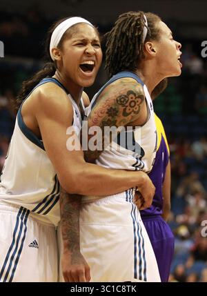 Le 26 juillet 2011 - Minneapolis, MN - Minnesota, États-Unis - Maya Moore, joueuse des Lynx du Minnesota, a quitté et Seimone Augustus a célébré un score de Lynx sur les Sparks de Los Angeles le mardi 27 juillet 2011 au Target Center de Minneapolis, Minnesota . / STAR TRIBUNE (crédit image : Jerry Holt/Minneapolis Star Tribune/TNS via ZUMA Wire) Banque D'Images