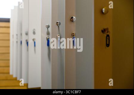 Gros plan des casiers ouverts dans le vestiaire Banque D'Images