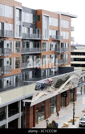 18 avril 2014 - Minneapolis, MN, États-Unis - la résidence d'appartements de luxe Walkway dans le quartier Uptown de Minneapolis 18 avril 2014. (Crédit image : Courtney Perry/Minneapolis Star Tribune/TNS via ZUMA Wire) Banque D'Images