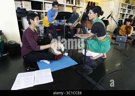 18 avril 2014 - Minneapolis, MN, États-Unis - Rajna Swaminathan, à gauche, et Aparna Ramaswamy ont répété avec la troupe de danse Ragamala, vendredi 18 avril 2014 à Minneapolis, MN. (/STAR TRIBUNE) (crédit image : Elizabeth Flores/Minneapolis Star Tribune/TNS via ZUMA Wire) Banque D'Images