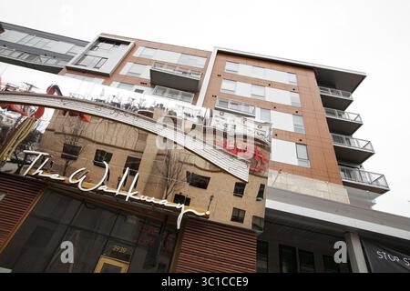18 avril 2014 - Minneapolis, MN, États-Unis - la résidence d'appartements de luxe Walkway dans le quartier Uptown de Minneapolis 18 avril 2014. (Crédit image : Courtney Perry/Minneapolis Star Tribune/TNS via ZUMA Wire) Banque D'Images