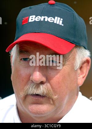 21 juin 2007 - Elk River, MN, États-Unis - TOM KNAPP, champion du monde de tir au fusil de chasse. Entre autres prouesses, Knapp peut jeter de multiples - 9 ou 10 - pigeons d'argile dans l'air et les briser individuellement avant qu'ils ne touchent le sol. (Crédit image : Richard Sennott/Minneapolis Star Tribune/TNS via ZUMA Wire) Banque D'Images