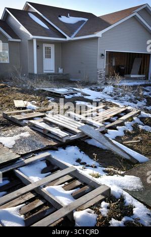 GLEN STUBBE - Otsego, Minnesota. Dimanche 13 avril 2008 -- les dernières années, les mauvaises herbes et les palettes vides remplissent la pelouse d'une maison inoccupée sur Martin Ave ne dans la réserve Otsego. ce quartier a beaucoup de maisons vides, inachevées et fermées. (Crédit image : Minneapolis Star Tribune/TNS via ZUMA Wire) Banque D'Images