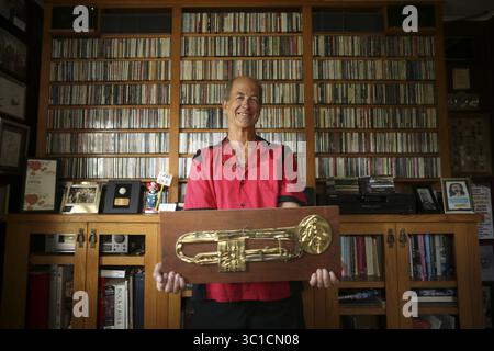 22 juin 2016 - Minneapolis, MN, États-Unis - Mark Milner dans son étude de musique, tenant sa première trompette devant le sanctuaire à la musique enregistrée qu'il avait construit sur mesure pour sa maison précédente et apporté avec lui quand il a déménagé dans sa maison actuelle. Professeur de musique de lycée à la retraite Mark Milner a un sanctuaire de toutes sortes à la musique qui a enrichi sa vie dans sa maison de Minneapolis. Il a été photographié mercredi après-midi, 22 juin 2016 dans sa maison de Minneapolis. (Crédit image : Jeff Wheeler/Minneapolis Star Tribune/TNS via ZUMA Wire) Banque D'Images