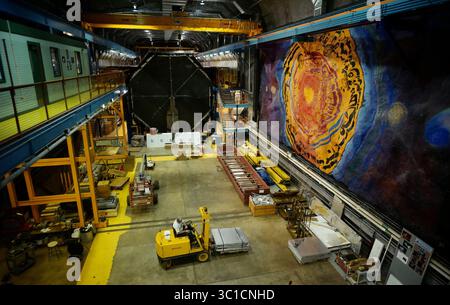 13 juillet 2016 - Soudan, Mn 55782, MN - Minnesota, États-Unis - le Sudan Underground Laboratory présente une murale de 25 pieds par 60 pieds de l'artiste Joseph Giannetti qui célèbre la recherche en physique, la beauté de l'univers et l'histoire de la mine Soudan.au fond de la mine Soudan, il y a un laboratoire appelé OS qui a été utilisé pour rechercher la particule subatomique insaisissable appelée le neutrino. Le laboratoire ferme ses portes après que l'expérience ait été opérationnelle depuis 2005. Richard (crédit image : Richard Tsong-Taatarii/Minneapolis Star Tribune/TNS via ZUMA Wire) Banque D'Images